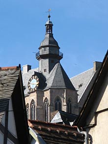 Marburg 2007 (Bild: Blick auf Kirchenuhr)