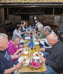 Forsthaus 2012 (Bild: Abendessen im Freien)