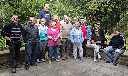 Forsthaus 2012 (Bild: Gruppenfoto, 14 Personen und Hndin Sira)